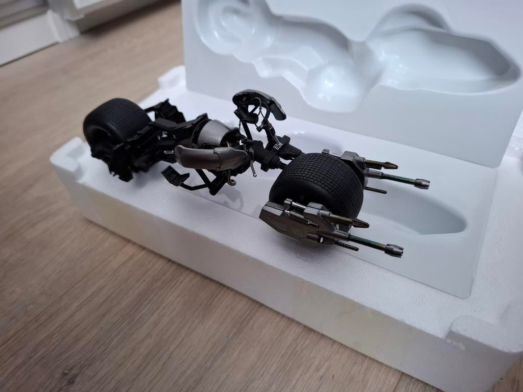 Hot Wheels Elite The Dark Knight Trilogy Bat-Pod 1:18, Verzenden, Zo goed als nieuw, Overige typen, Overige merken