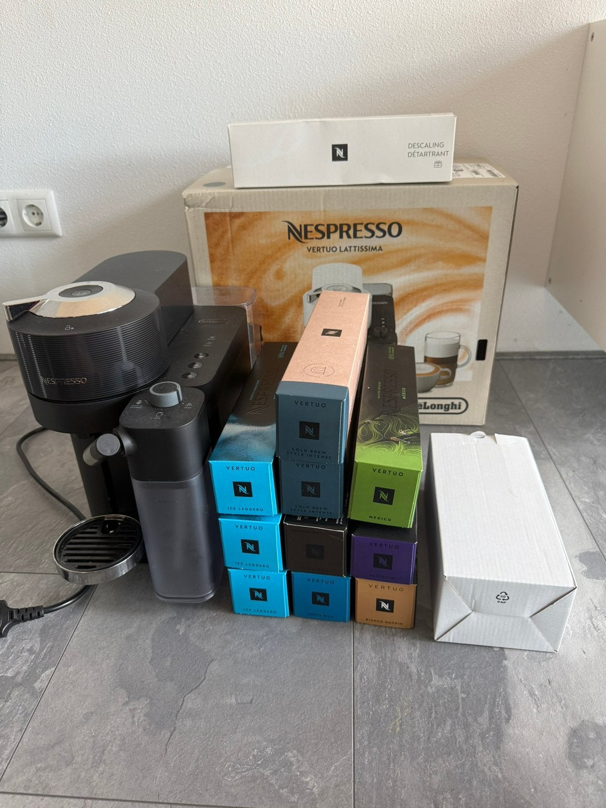 Vertui Lattissima Nespresso Zwart met melk opschuimer, Ophalen, Zo goed als nieuw, Koffiemachine
