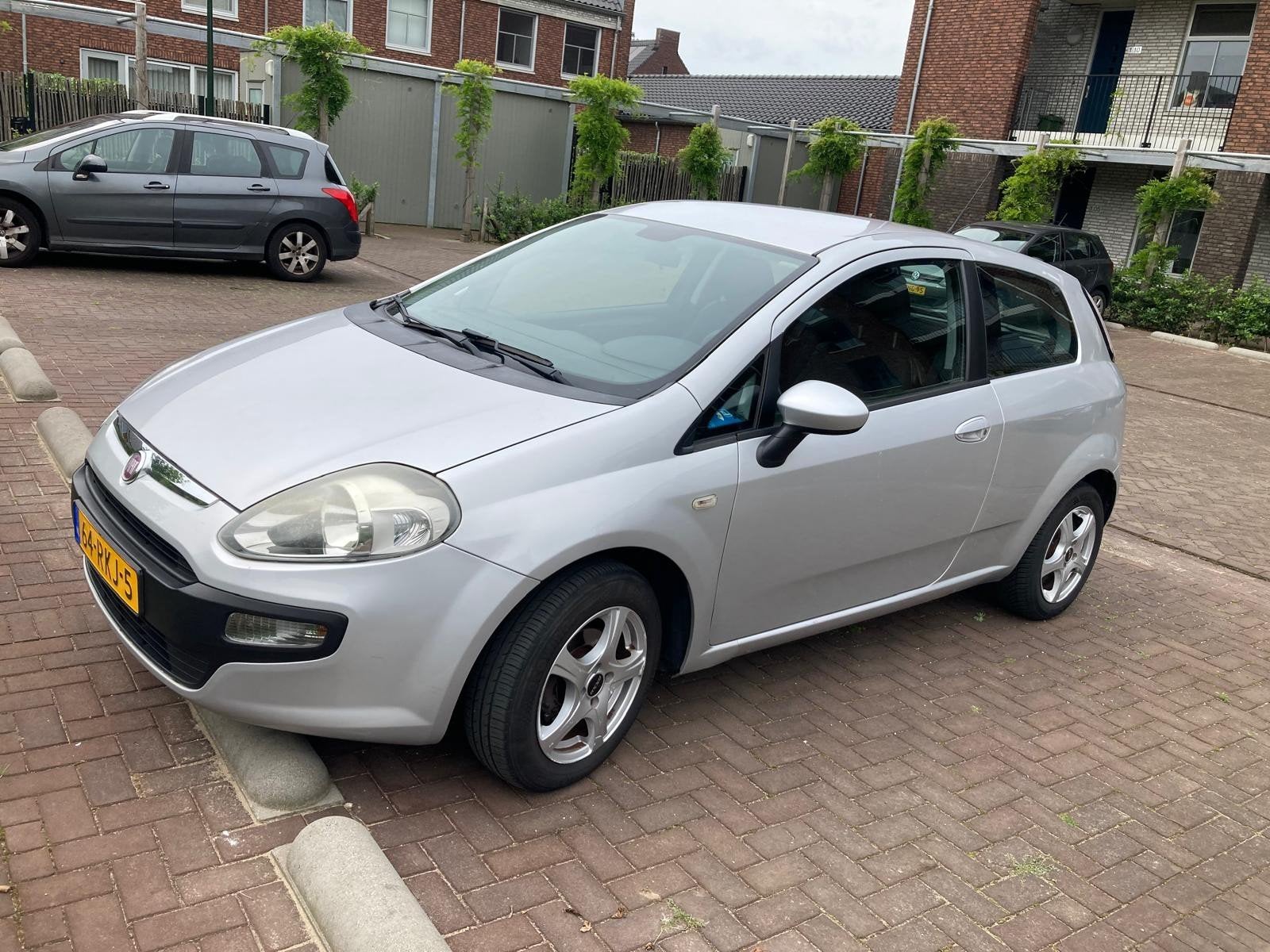 Fiat Punto 1.2 3DR 2011 Grijs, 40 €/maand, 1242 cc, 4 cilinders, Origineel Nederlands