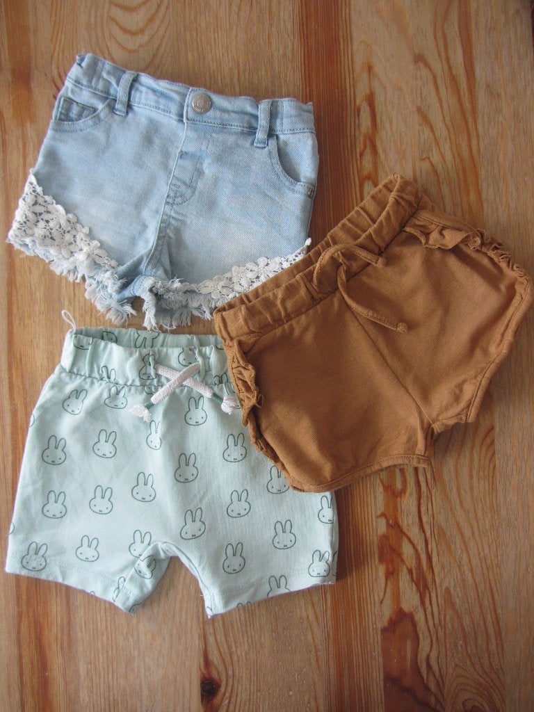 Korte broekjes maat 80, Kinderen en Baby's, Babykleding | Maat 80, Ophalen of Verzenden, Zo goed als nieuw, Meisje, Broekje