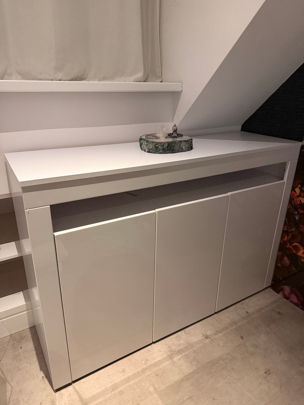 Hoogglans wit tv-meubel / kast met 3 drukdeurtjes, Ophalen, Kunststof, Gebruikt, 100 tot 150 cm