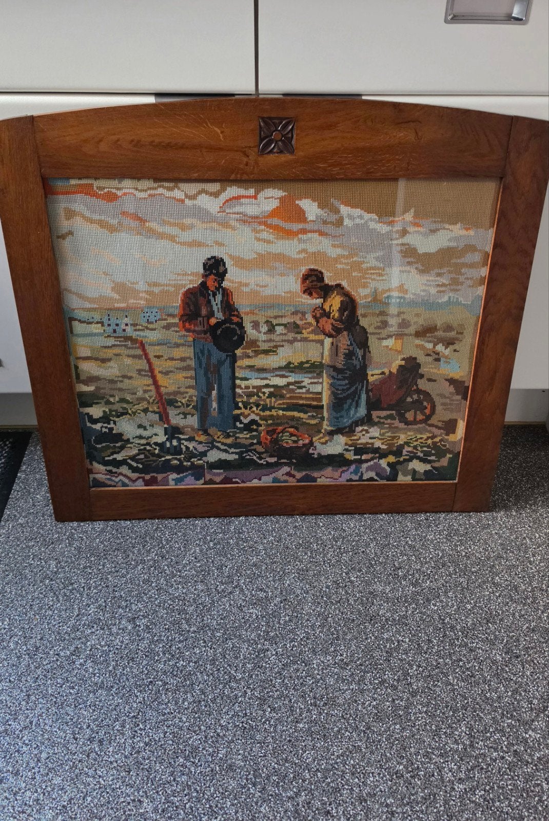Vintage borduurwerk in houten lijst - Vissers aan het strand, Ophalen of Verzenden