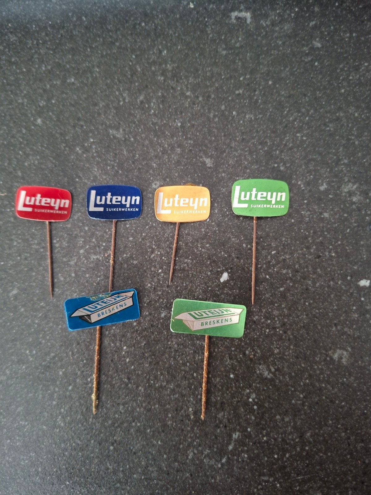 Speldjes Luteyn suikerwerken, Ophalen of Verzenden, Gebruikt, Overige onderwerpen, Speldje of Pin