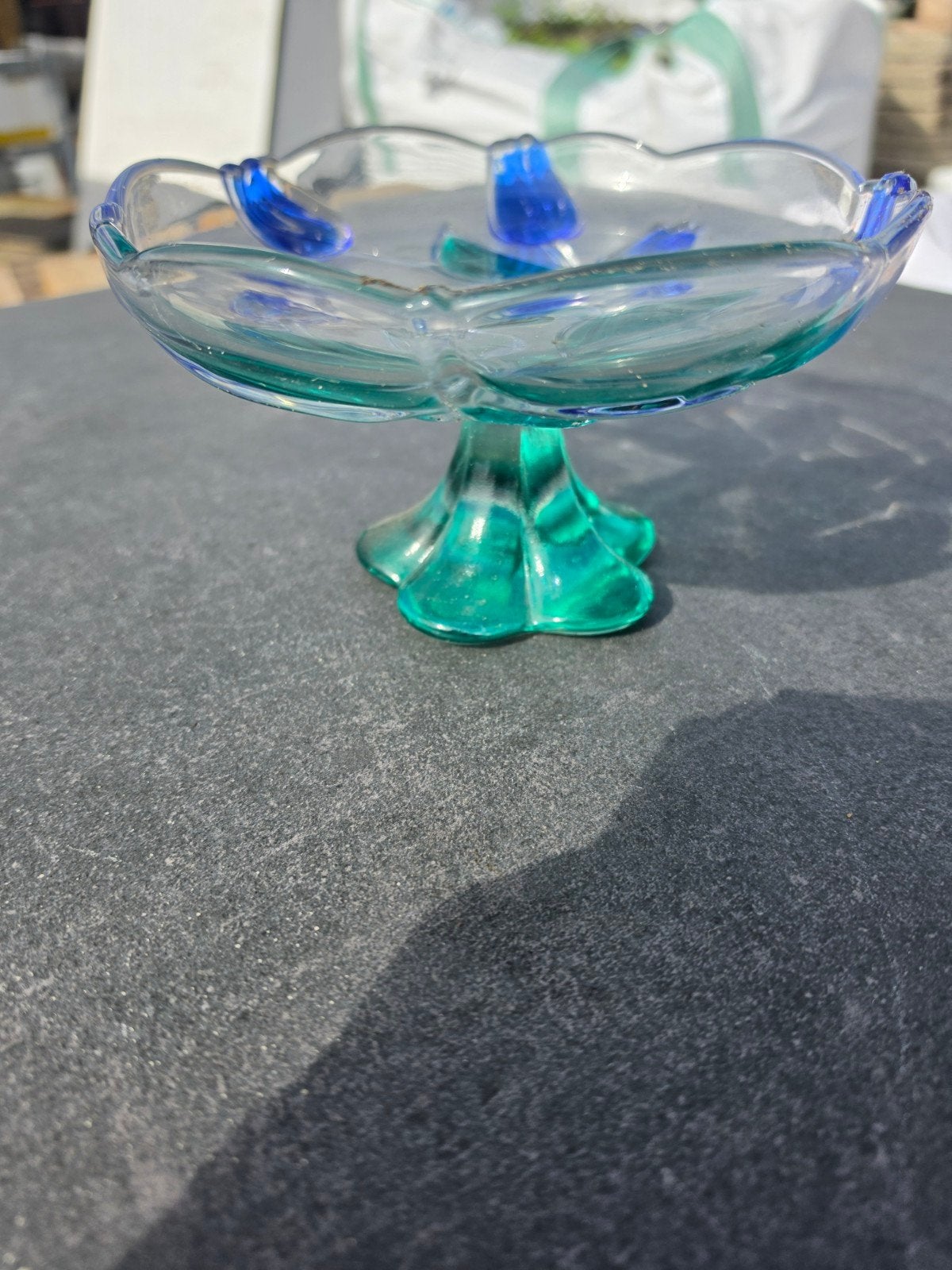 Glazen schaal op voet met blauwe en groene accenten, Antiek en Kunst, Ophalen of Verzenden