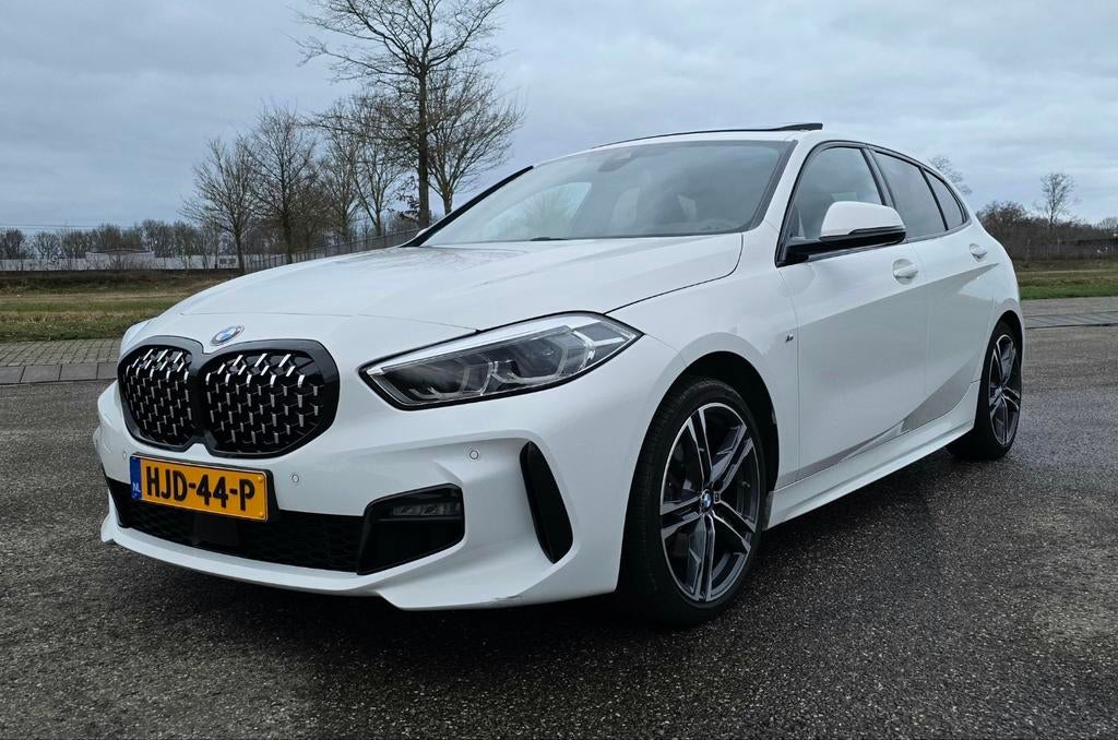 BMW 118i M Sport | Handbak | M
Perf Schaalstoelen | HUD, Auto's, BMW, Alcantara, Wit, Handgeschakeld, Geïmporteerd