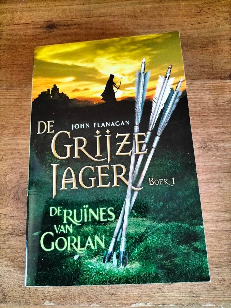 Grijze jager deel 1. De ruïnes van Gorlan, €4,50, Boeken, Kinderboeken | Jeugd | 10 tot 12 jaar, Ophalen of Verzenden, Gelezen