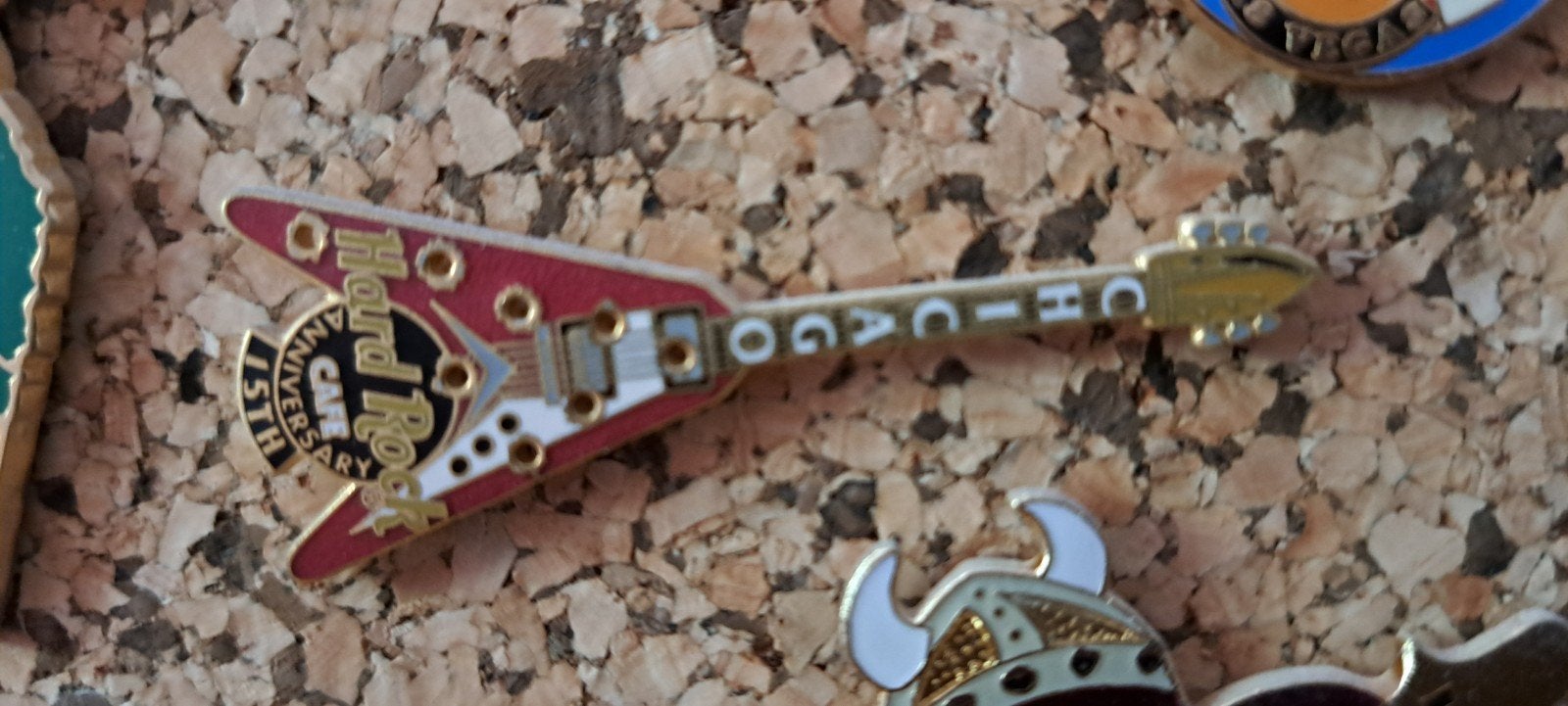 Hard Rock Cafe Chicago 15th Anniversary Gitaar Pin, Ophalen of Verzenden, Zo goed als nieuw, Merk, Speldje of Pin
