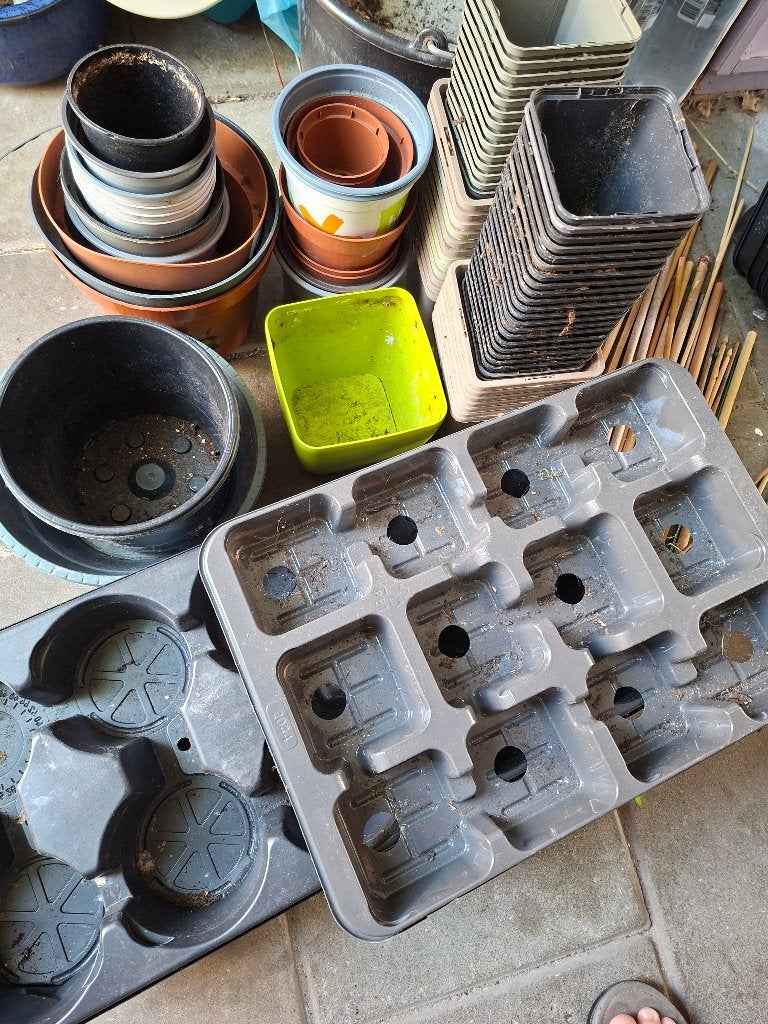 GRATIS Plastic binnen potjes en trays, Ophalen, Kunststof, Gebruikt, Minder dan 30 cm