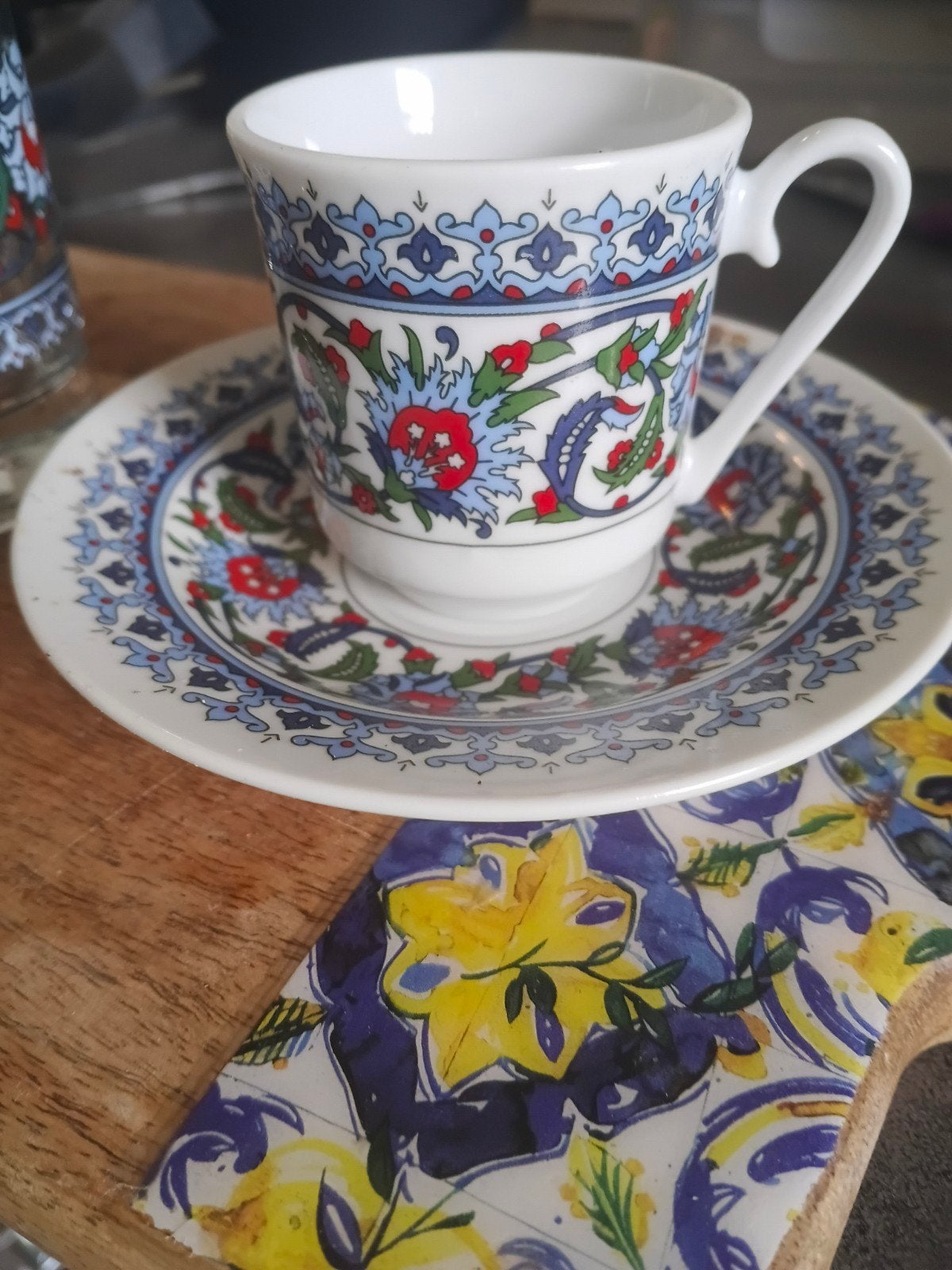 Turkse koffiekop en glazen set met kleurrijk patroon, Gebruikt, Ophalen of Verzenden, Glas, Glas of Glazen