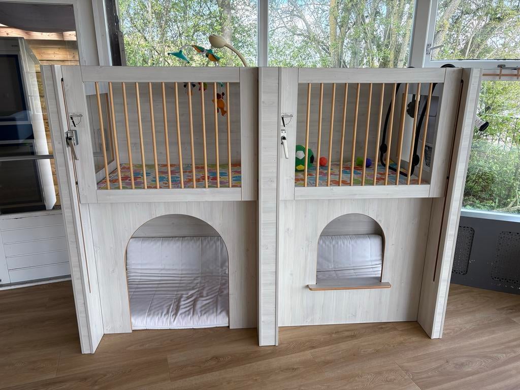 Hoge box met speelhuisje eronder - stevig en functioneel, Kinderen en Baby's, Ophalen, Zo goed als nieuw, Rechthoekig