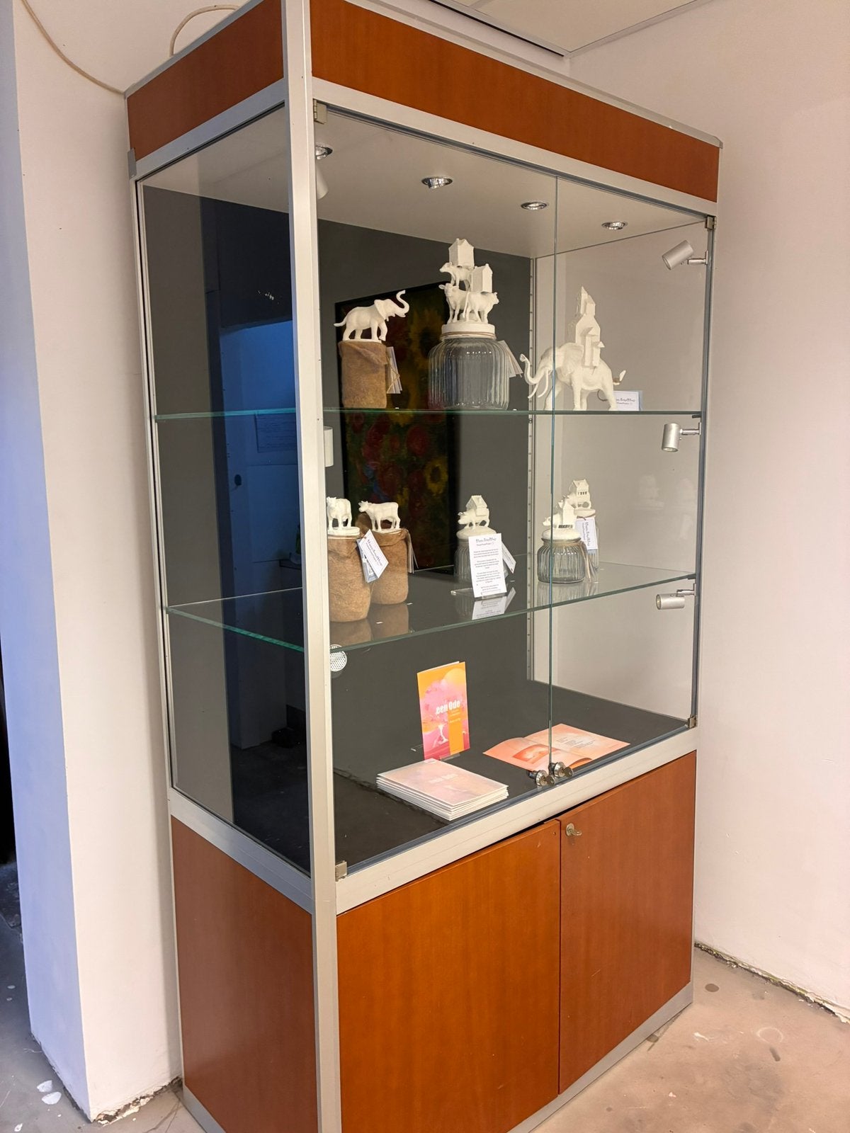 Vitrinekast, Ophalen, Glas, Met deur(en), 100 tot 150 cm