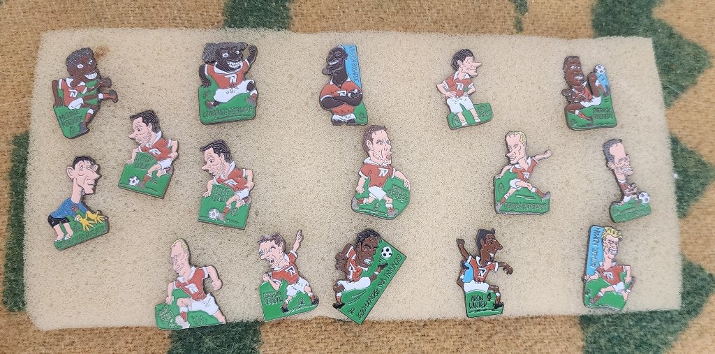 Vintage WK 1998 Oranje Karikatuur Pins - Bijna Complete Set, Verzamelen, Speldjes, Pins en Buttons, Ophalen of Verzenden, Gebruikt