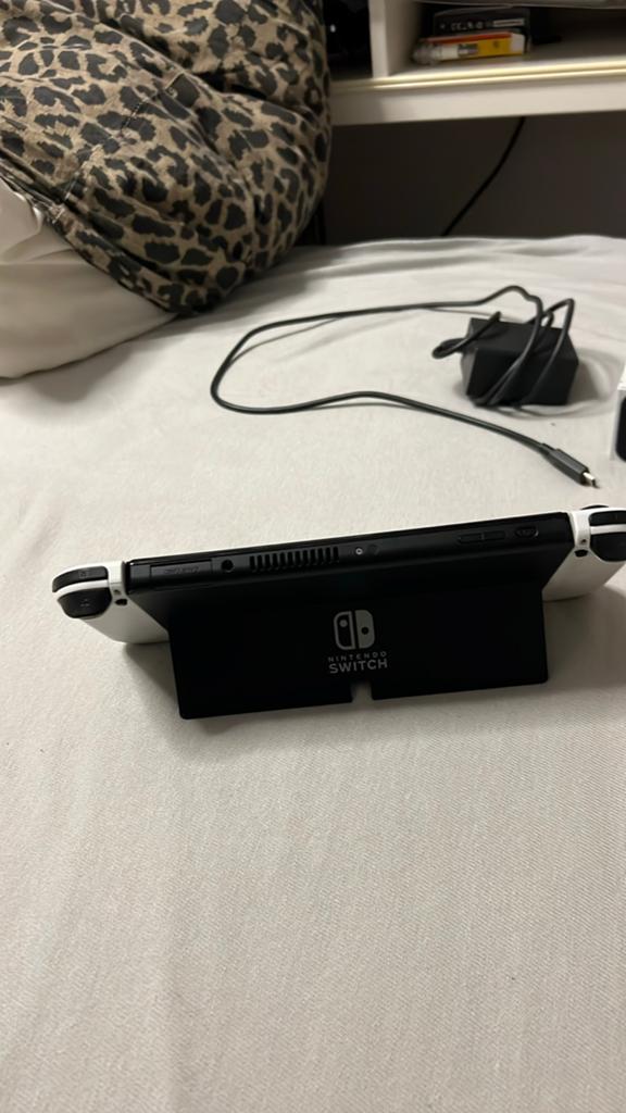 Nintendo Switch OLED met Pokémon Let's Go Eevee!, Switch OLED, Met games, Met 2 controllers, Ophalen of Verzenden