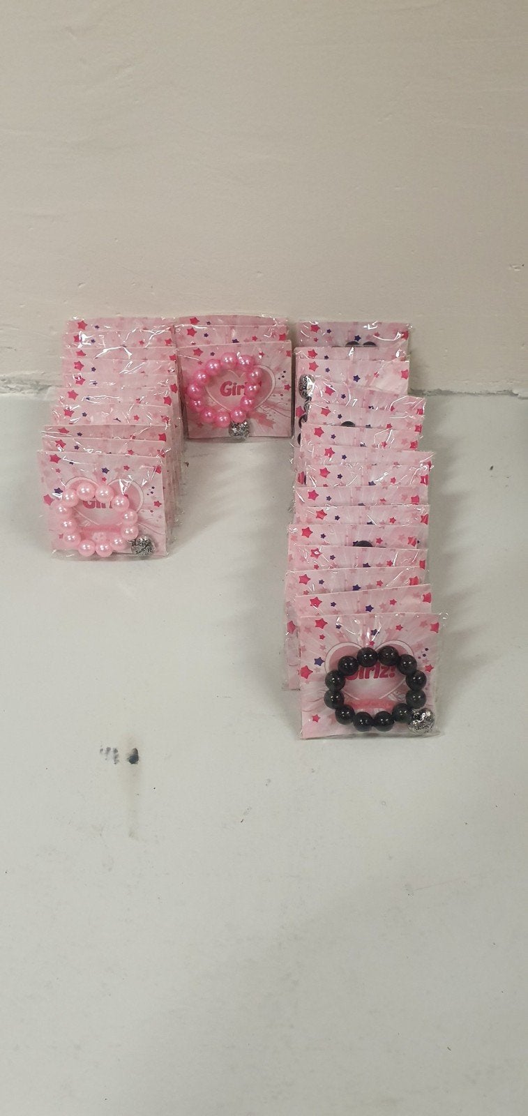Partij van 28 nieuwe bedelarmbanden, 3 kleuren, Ophalen of Verzenden, Nieuw