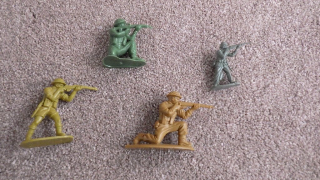 4 retro speelgoedsoldaatjes van kunststof, Ophalen of Verzenden, Overige typen