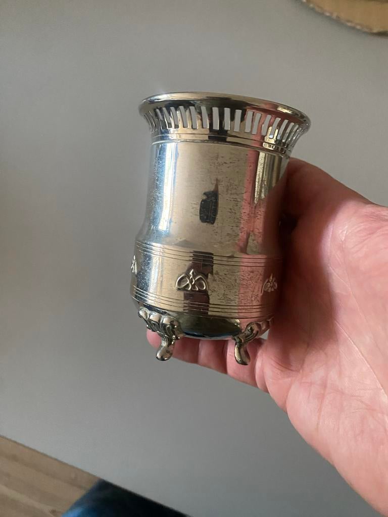 Zilverkleurige houder met decoratieve details, Antiek en Kunst, Antiek | Goud en Zilver, Ophalen, Zilver