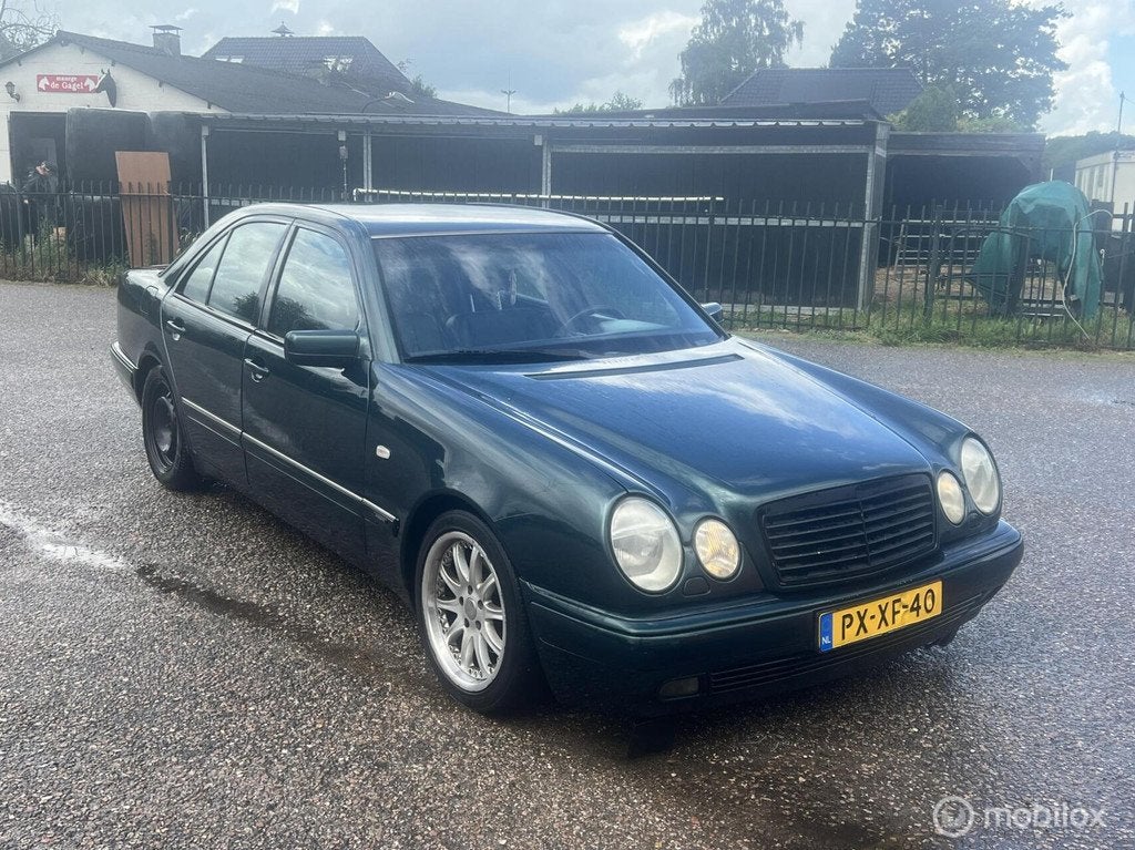 Mercedes E-klasse 230 Classic, Auto's, Mercedes-Benz, Euro 2, Achterwielaandrijving, Gebruikt, 4 cilinders