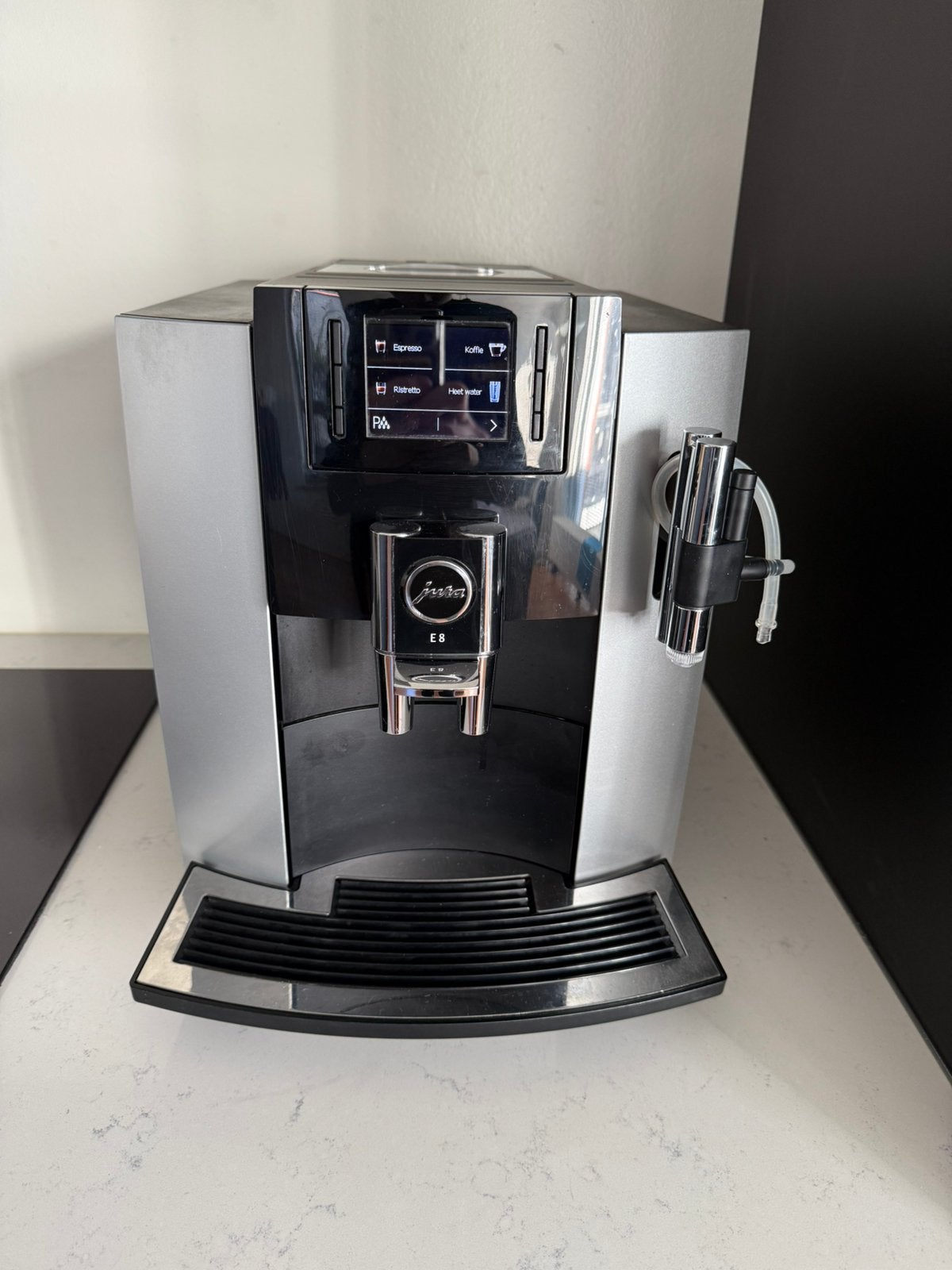 Zeer nette jura E8, Refurbished, Ophalen of Verzenden, Afneembaar waterreservoir, Gemalen koffie