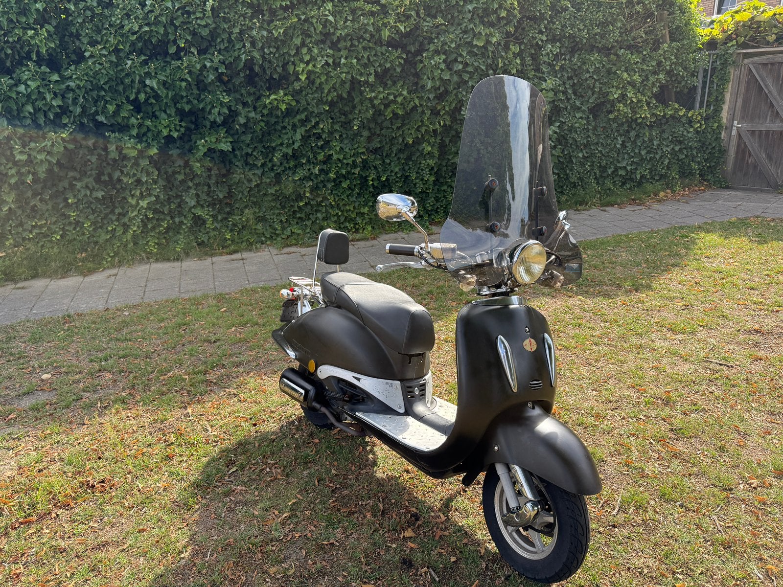 Killerbee custom scooter geel kenteken zwart, Fietsen en Brommers, Scooters | Overige merken, Ophalen, Gebruikt, Killerbee, Maximaal 45 km/u