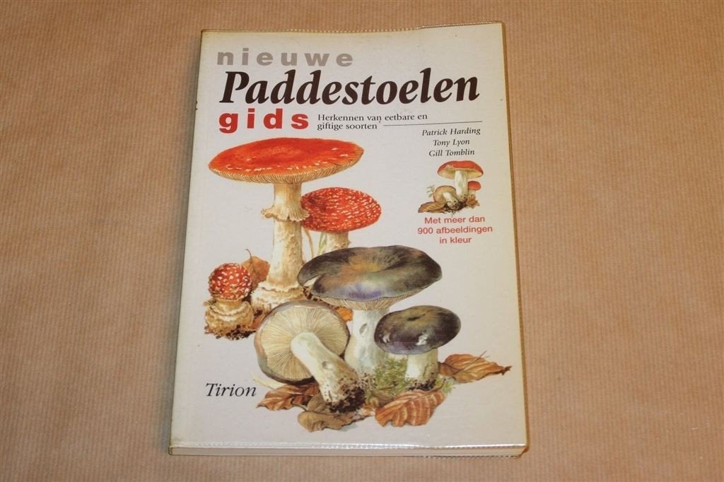 Nieuwe Paddestoelengids — Eetbare en Giftige Soorten, Ophalen of Verzenden, Gelezen