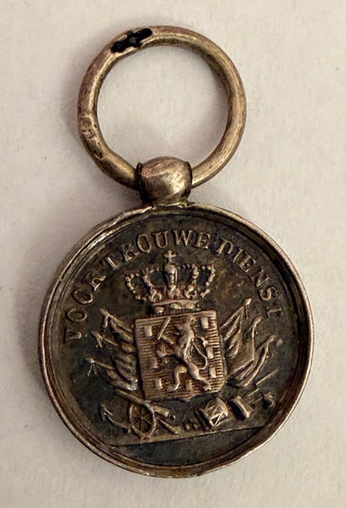 Zilveren medaille "Voor Trouwe Dienst" met zwaardje, Verzenden, Zilver, Nederland