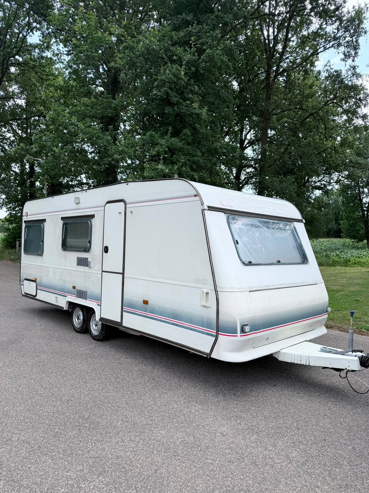Degelijke Adria Caravan uit 1990!, Kachel, Bedrijf, Treinzit, Dwarsbed