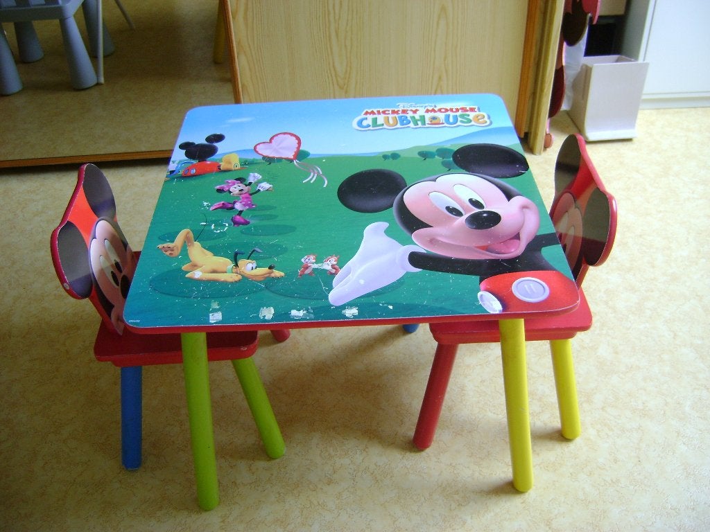 disney set  tafel 60x60 2stoelen 40h x26 zitgedeelte minnie, Ophalen, Gebruikt, Tafel(s) en Stoel(en)