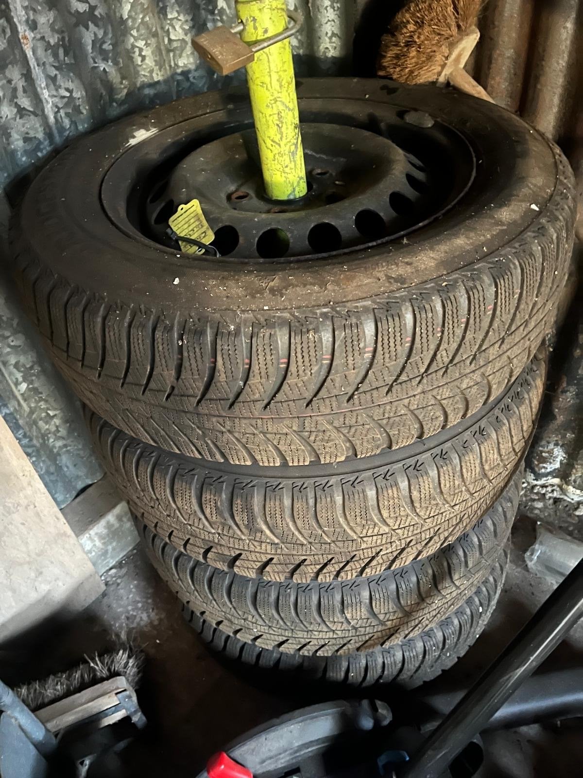 4x Winterbanden met stalen velgen 15 inch VW Caddy, Ophalen, 15 inch, Banden en Velgen, Winterbanden