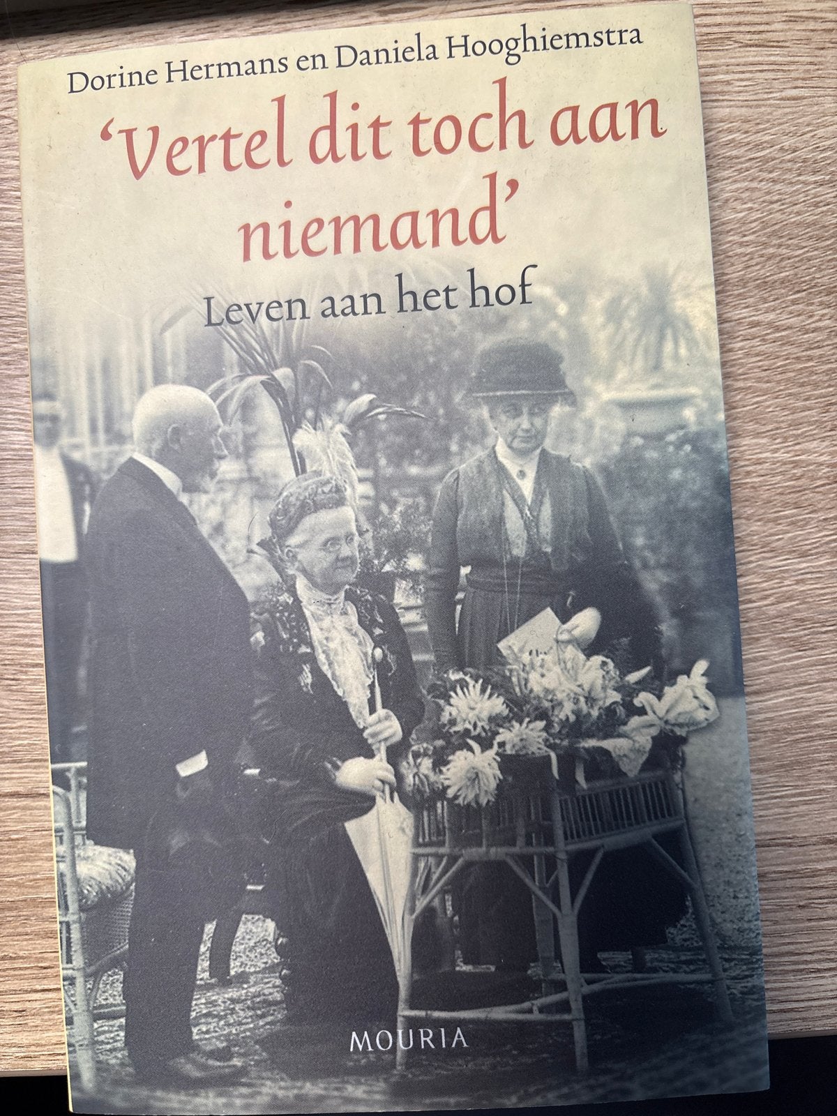 Vertel dit toch aan niemand - Leven aan het hof, Ophalen of Verzenden, Zo goed als nieuw, Overige