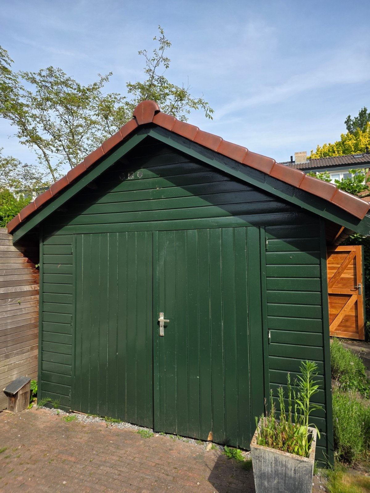 Ruime houten schuur met overstek en inbouwkast, Tuin en Terras, Tuinhuizen, Ophalen, Schuur
