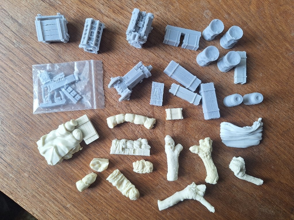 Diverse resin onderdelen - motorblocs/bedrolls/oildrums 1/35, Verzenden, Zo goed als nieuw, 1:35 tot 1:50, Diorama