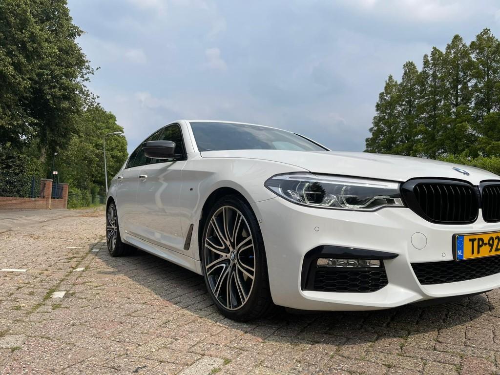 BMW 5-Serie 530i 252pk Aut. 2018 Wit, 1998 cc, Achterwielaandrijving, 4 cilinders, 2000 kg