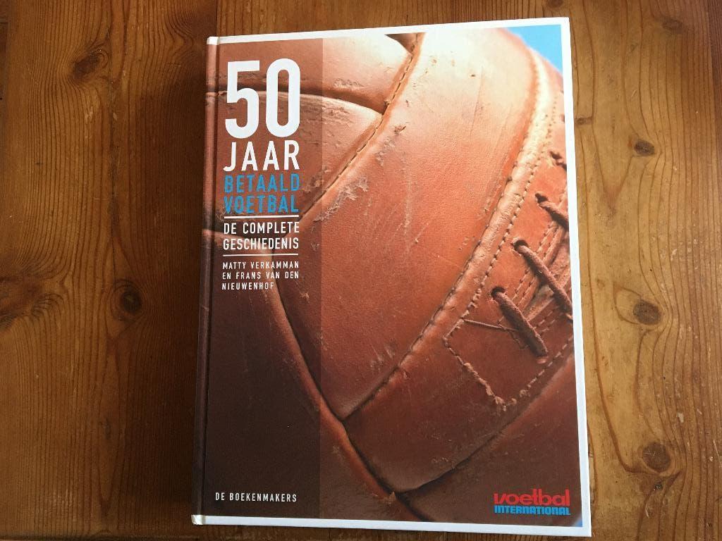 voetbalboek- 50 jaar Betaald Voetbal, Boeken, Sportboeken, Ophalen of Verzenden, Zo goed als nieuw, Balsport