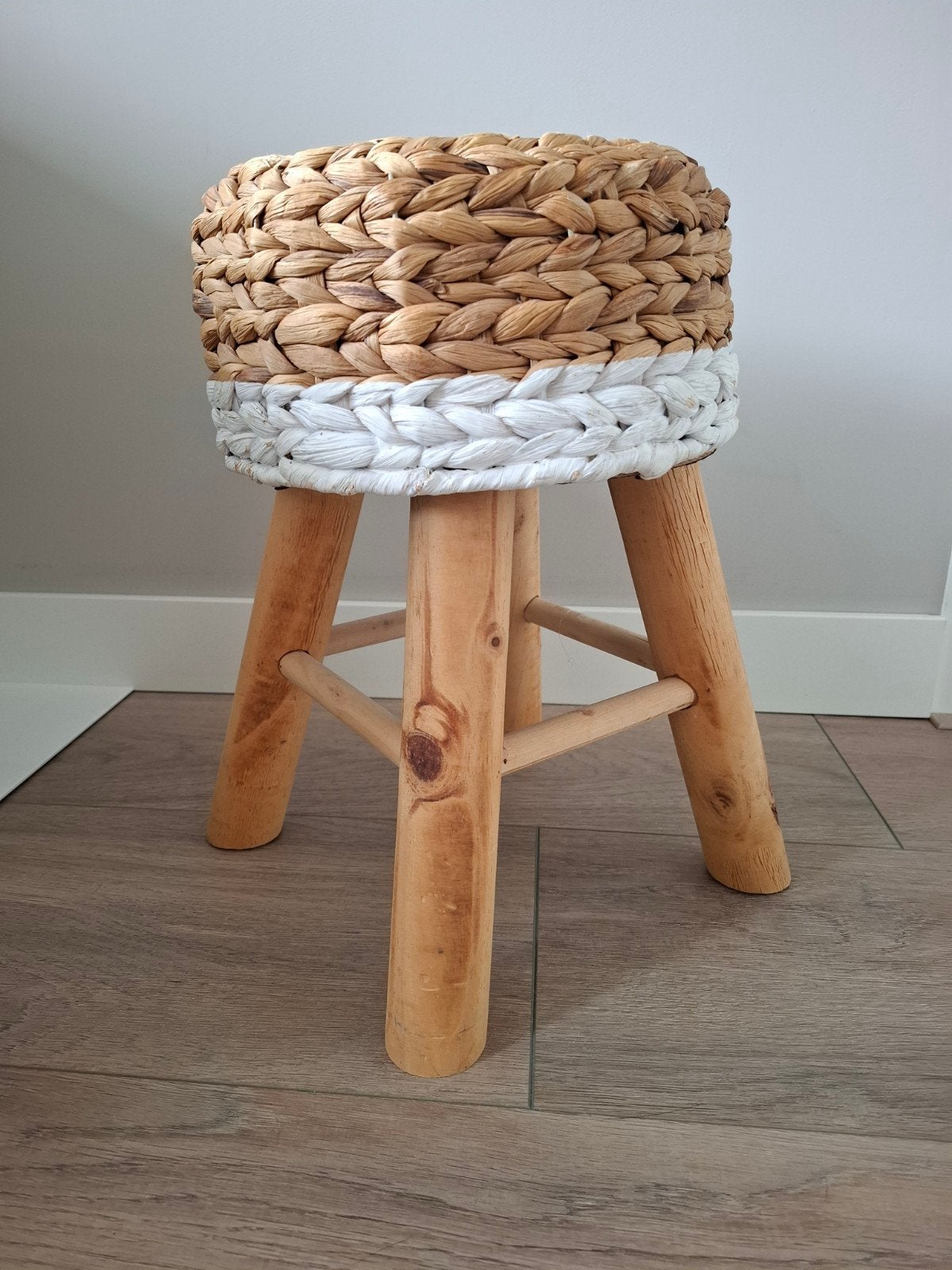 Decoratieve kruk van hout en gevlochten waterhyacint, Ophalen, Zo goed als nieuw, Hout
