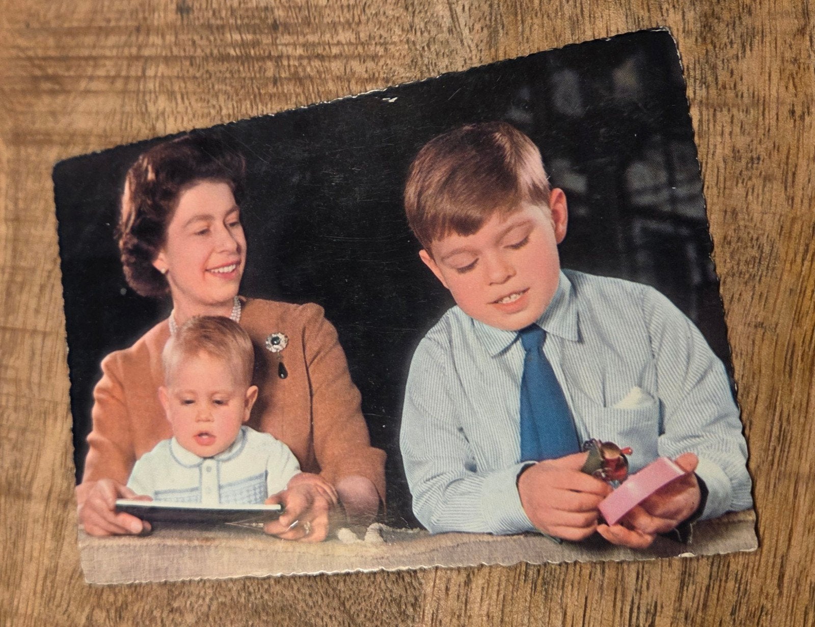 Vintage Ansichtkaart Koningin Elizabeth II met Prinsen, Verzamelen, Verzenden, 1960 tot 1980, Ongelopen, Sterren en Beroemdheden