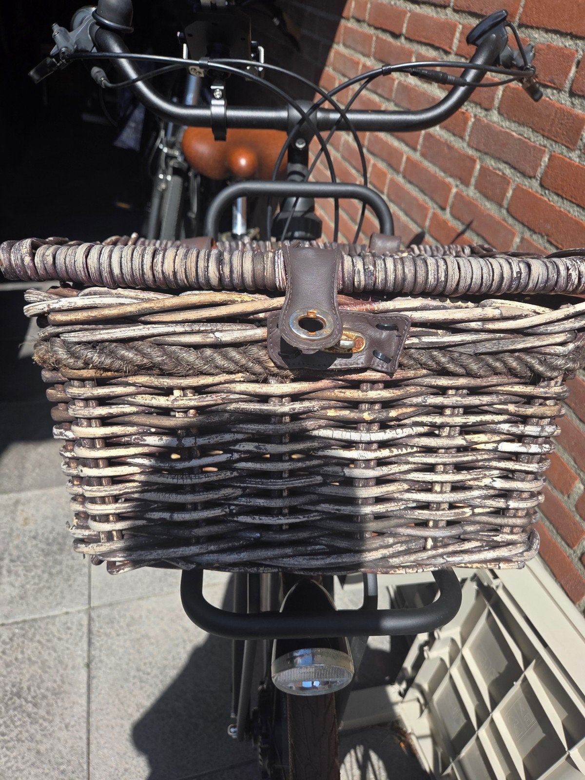 Gevlochten fietsmand met deksel, Fietsen en Brommers, Fietsaccessoires | Fietsmanden, Gebruikt, Onbekend, Stuurbevestiging, Ophalen of Verzenden