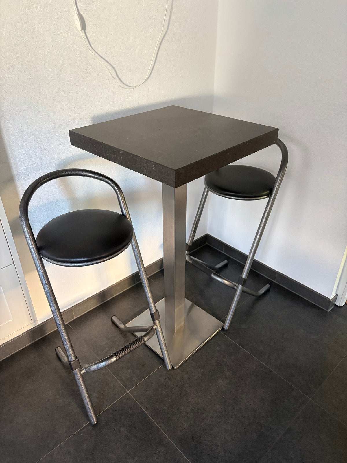 Statafel met 2 barkrukken - Modern en compact, Huis en Inrichting, Ophalen, Gebruikt, 90 cm of meer, Metaal