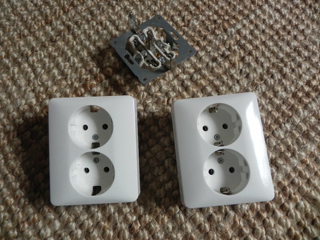 2x Wandcontactdoos geaard dubbel, Ophalen of Verzenden, Zo goed als nieuw, Stopcontact