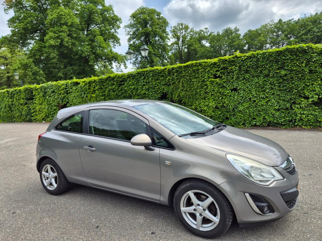 Opel Corsa 1.2 16V LPG 3D 2012 Bruin, Auto's, Voorwielaandrijving, 4 cilinders, Origineel Nederlands, Handgeschakeld