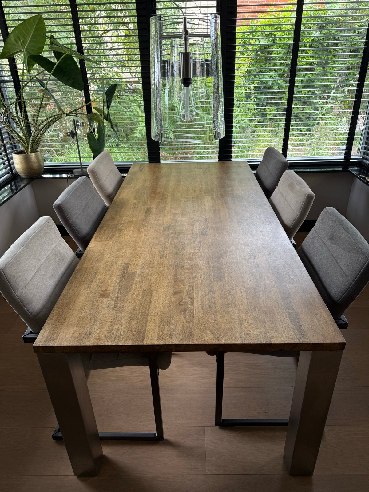 Robuuste eettafel met metalen poten en 6 stoelen, Ophalen, Gebruikt, 100 tot 150 cm, 200 cm of meer