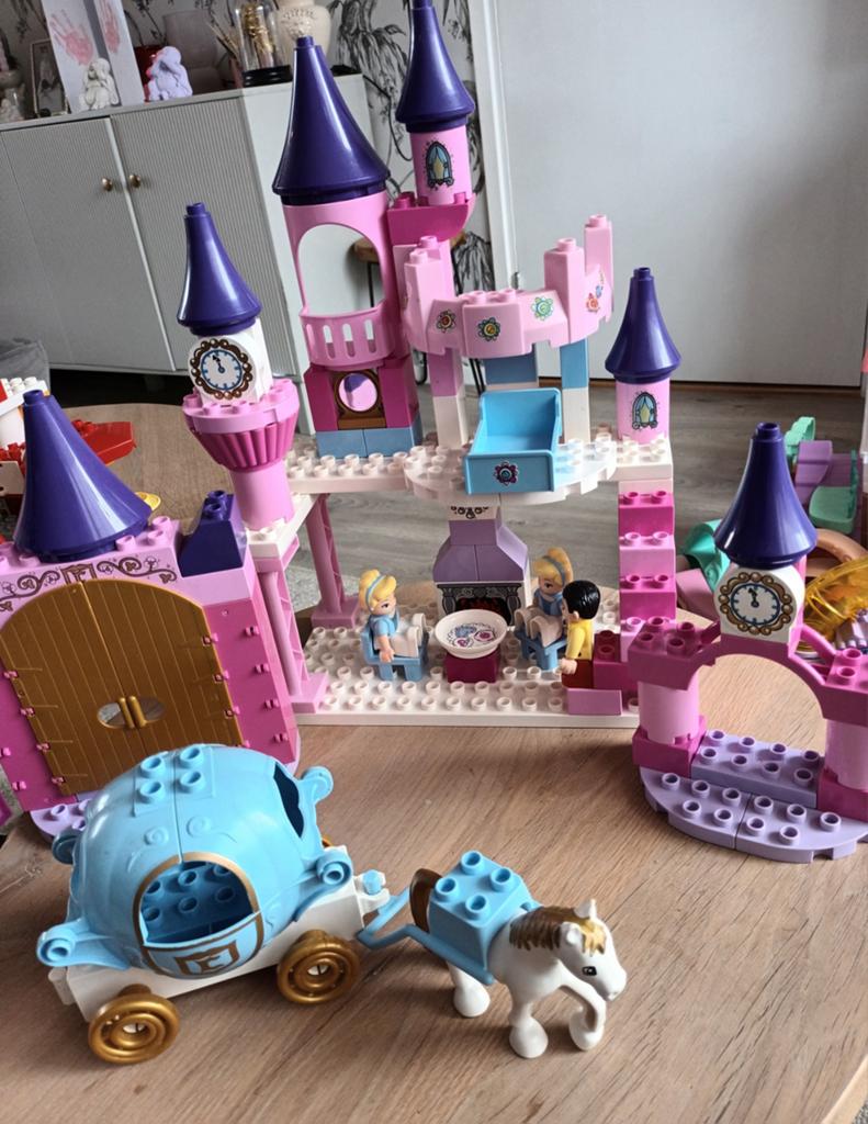 Duplo roze prinsessenkasteel met koets en figuren, Kinderen en Baby's, Speelgoed | Bouwstenen, Gebruikt, Overige merken, Ophalen of Verzenden