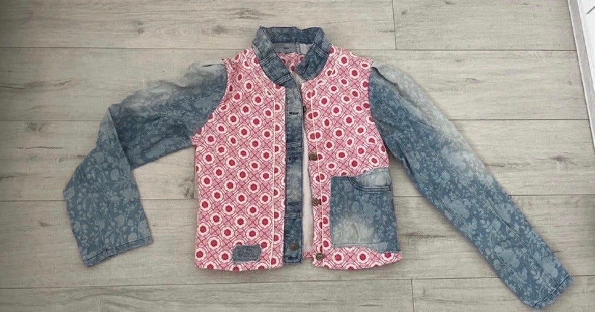 Unieke spijkerjas met roze patroon - Maat M, Kleding | Dames, Ophalen of Verzenden, Zo goed als nieuw, Maat 38/40 (M), Meerkleurig