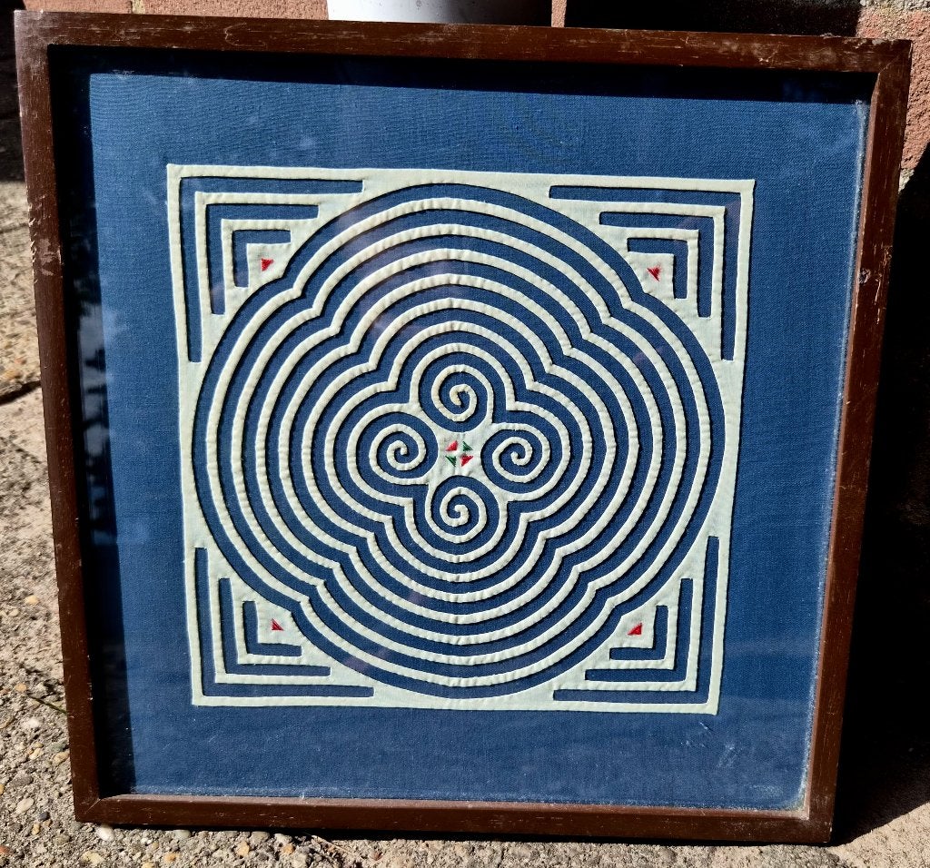 Hmong ( Zuid Azie) borduurwerk / Paj Ntaub 19de eeuw, Ophalen of Verzenden, Overige onderwerpen, Achter glas, Batik