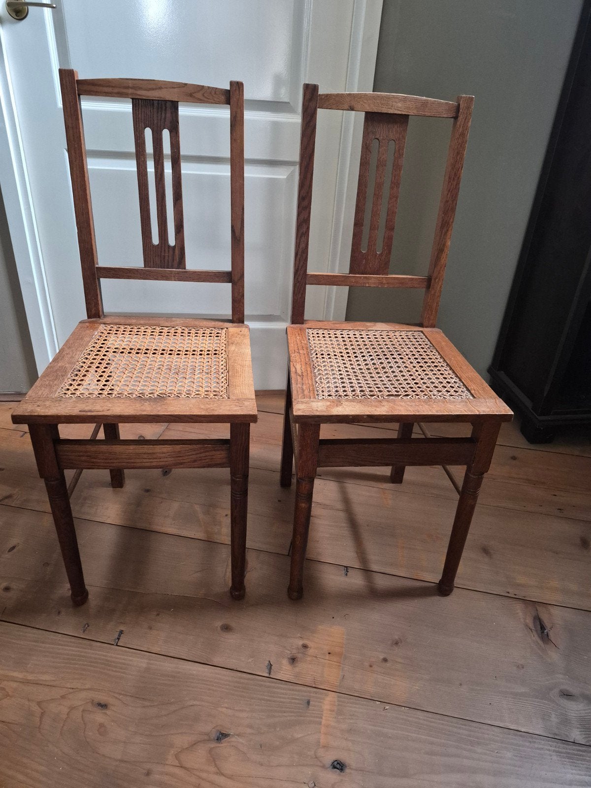 2 oude stoeltjes met gevlochten zitting., Ophalen