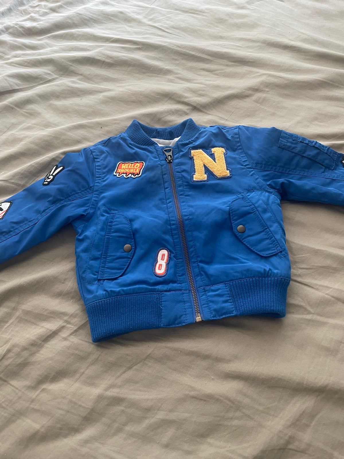 H&M Bomberjack Blauw met Patches - Maat 92, Ophalen of Verzenden, Zo goed als nieuw, Jongen, Jas