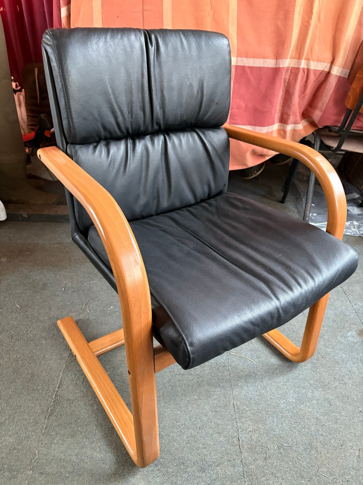 2 Houten stoelen met echt lederen bekleding, Ophalen, Gebruikt, Zwart, Eén