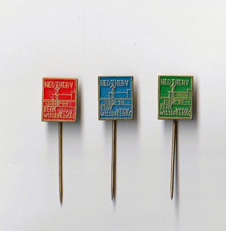 3 verschillendevolmetaal spelden NH Kerk Wissenkerke Zeeland, Ophalen of Verzenden, Overige onderwerpen, Speldje of Pin