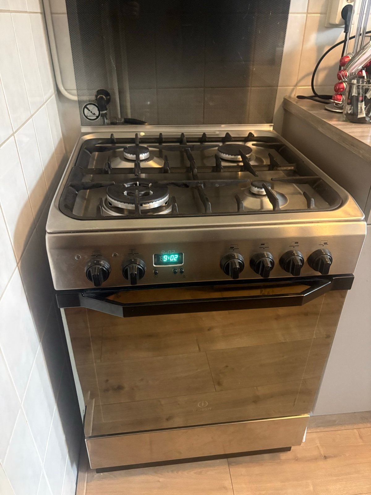 Indesit gasfornuis met ruime oven, maandag ophalen!, Witgoed en Apparatuur, Fornuizen, Ophalen, Gebruikt, 4 kookzones, Gas