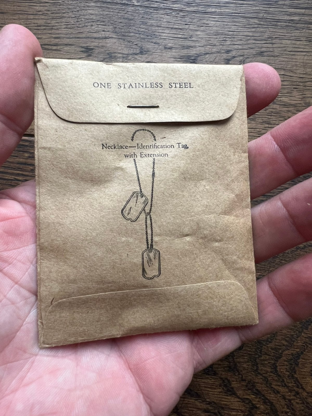 WO2 Amerikaans setje dog tag chains ketting in zakje 1945, Verzamelen, Amerika, Verzenden, Embleem of Badge