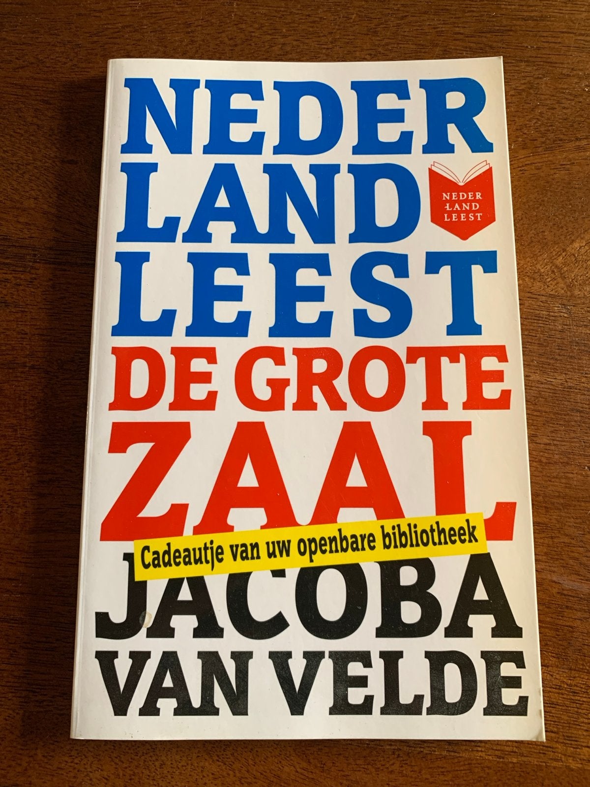Nederland Leest: De Grote Zaal - Jacoba van Velde, Ophalen of Verzenden, Zo goed als nieuw, Nederland